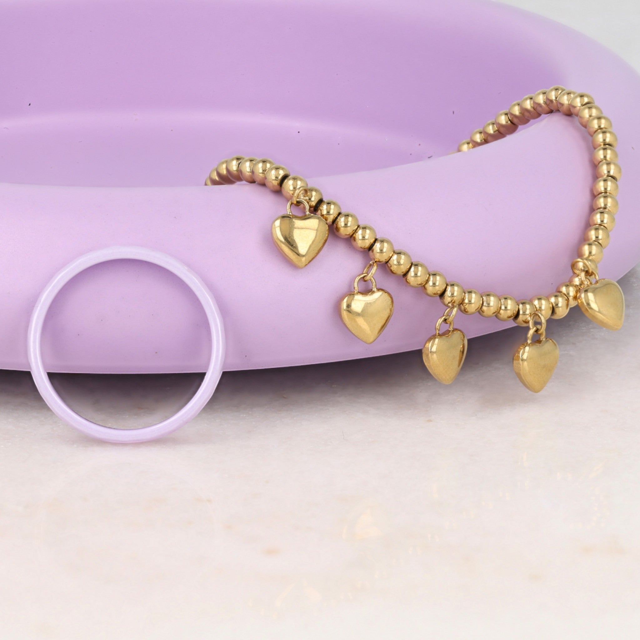 Gouden armband met hartenbedels