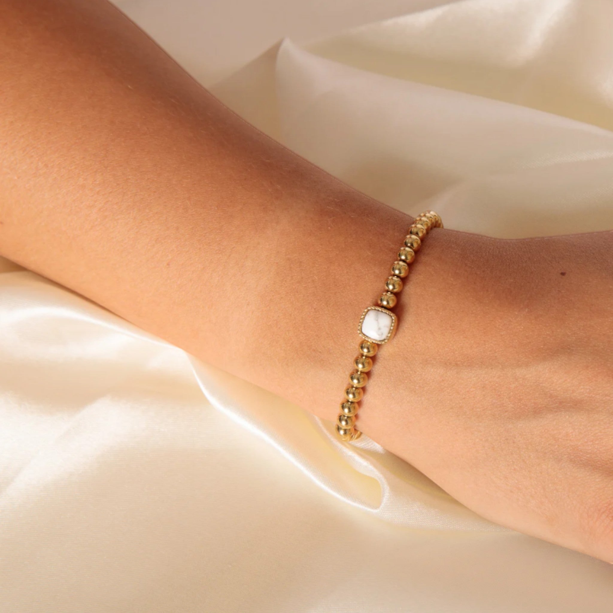 Gouden armband met vierkante Howliet edelstenen