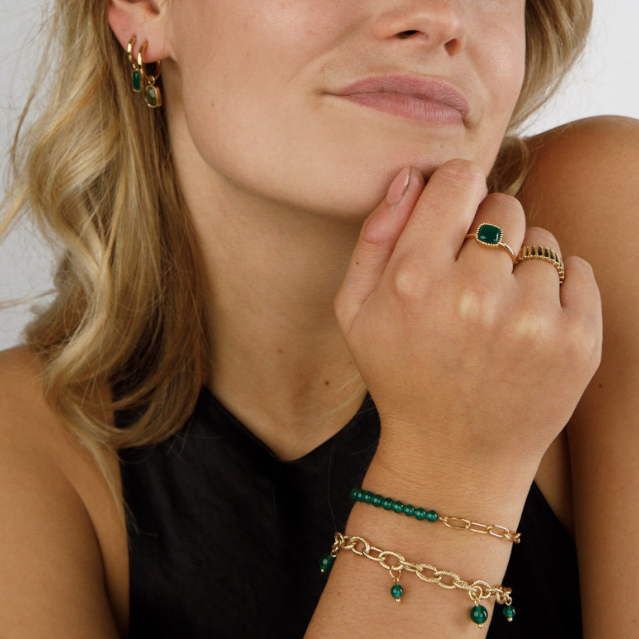 Gouden getwiste schakelarmband met Moss Agate bedels