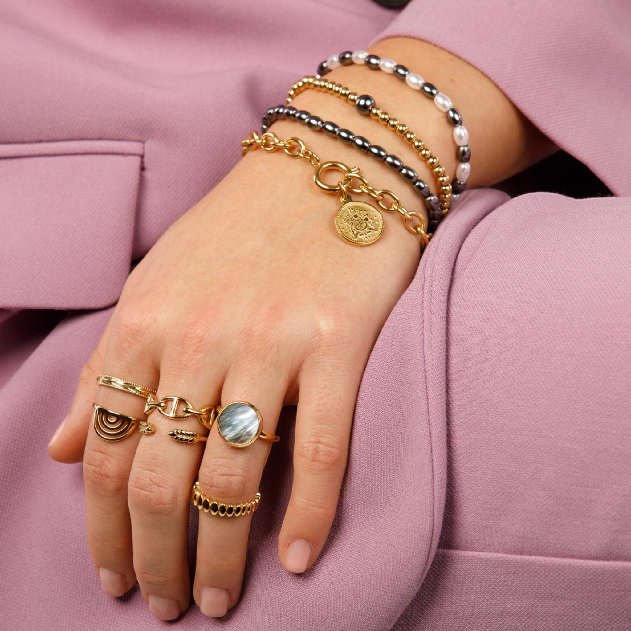 Gouden kralenarmband met een zwarte parel