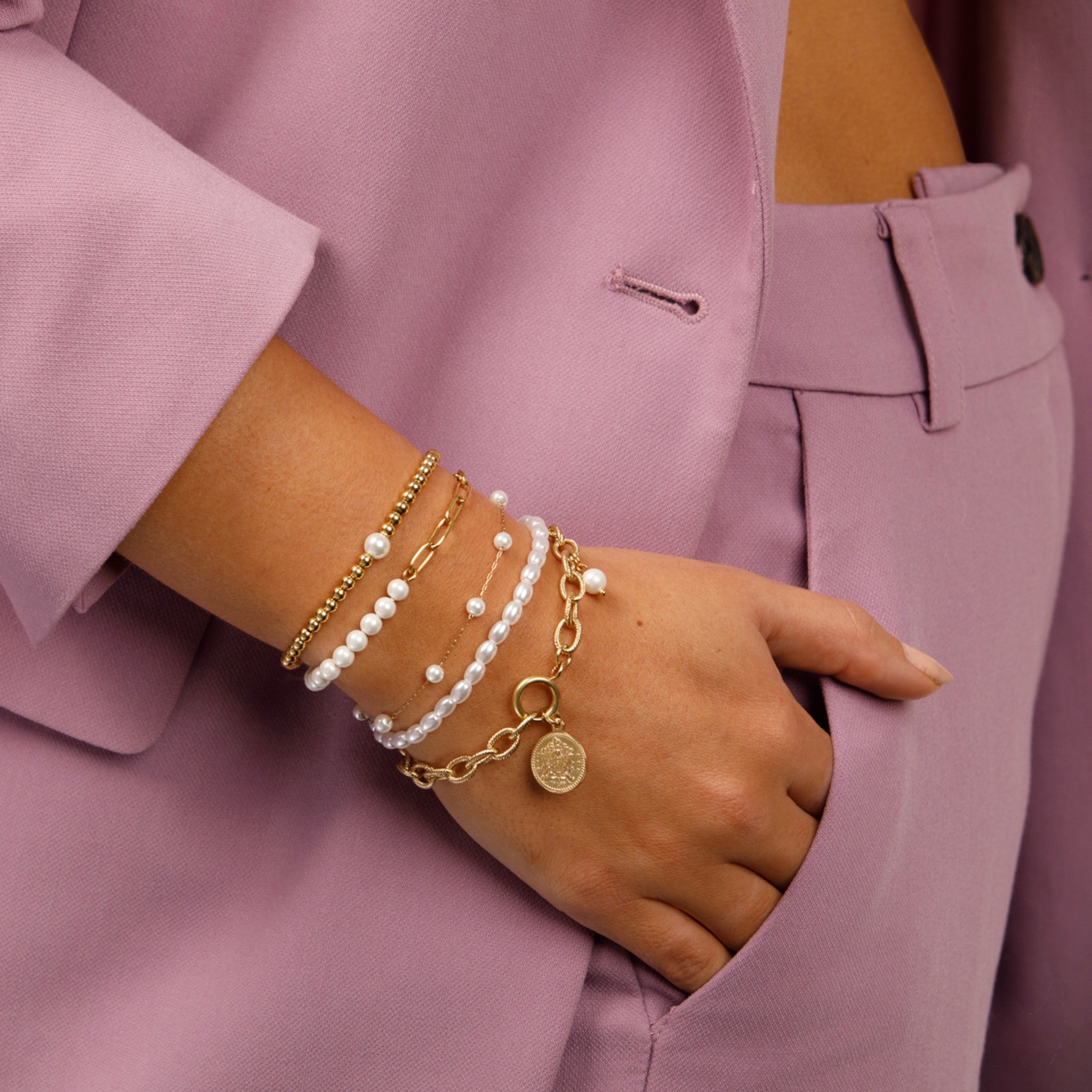 Gouden kralenarmband met een witte parel