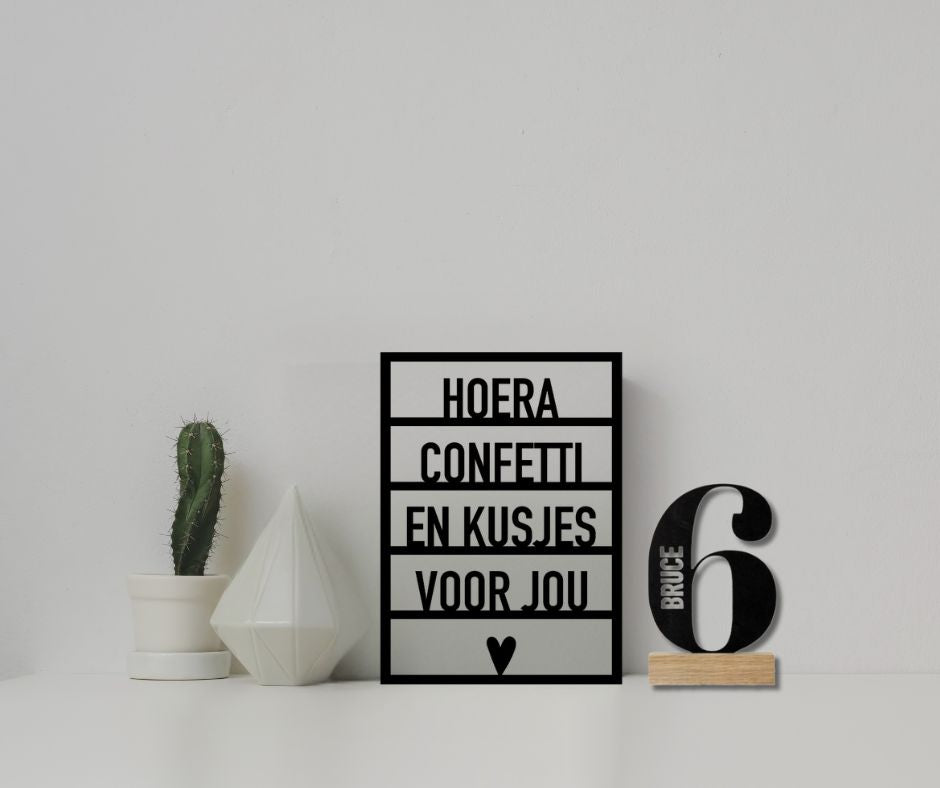 Gepersonaliseerd houten cijfer met naam en tekst, uniek maatwerk cadeau van cadeauwinkel Omdat in Uden.
