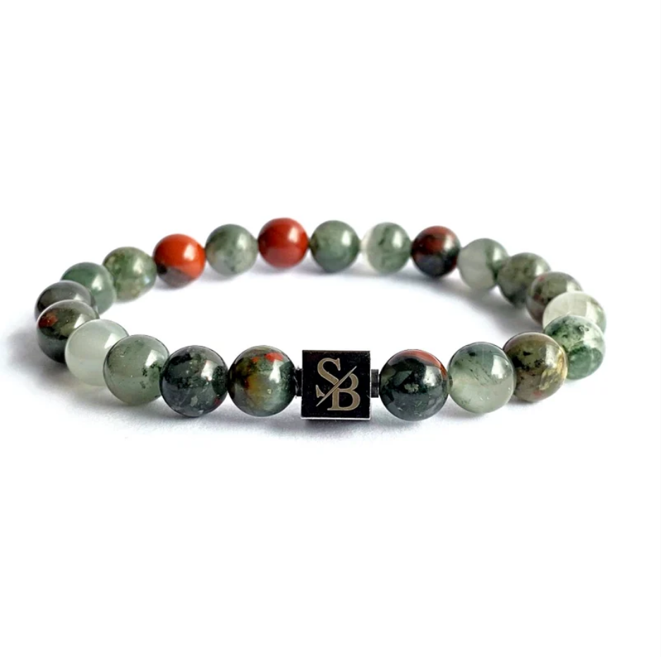 African Bloodstone armband van Stoney Bracelets met natuurstenen kralen en zwart logo-kraaltje op witte achtergrond.