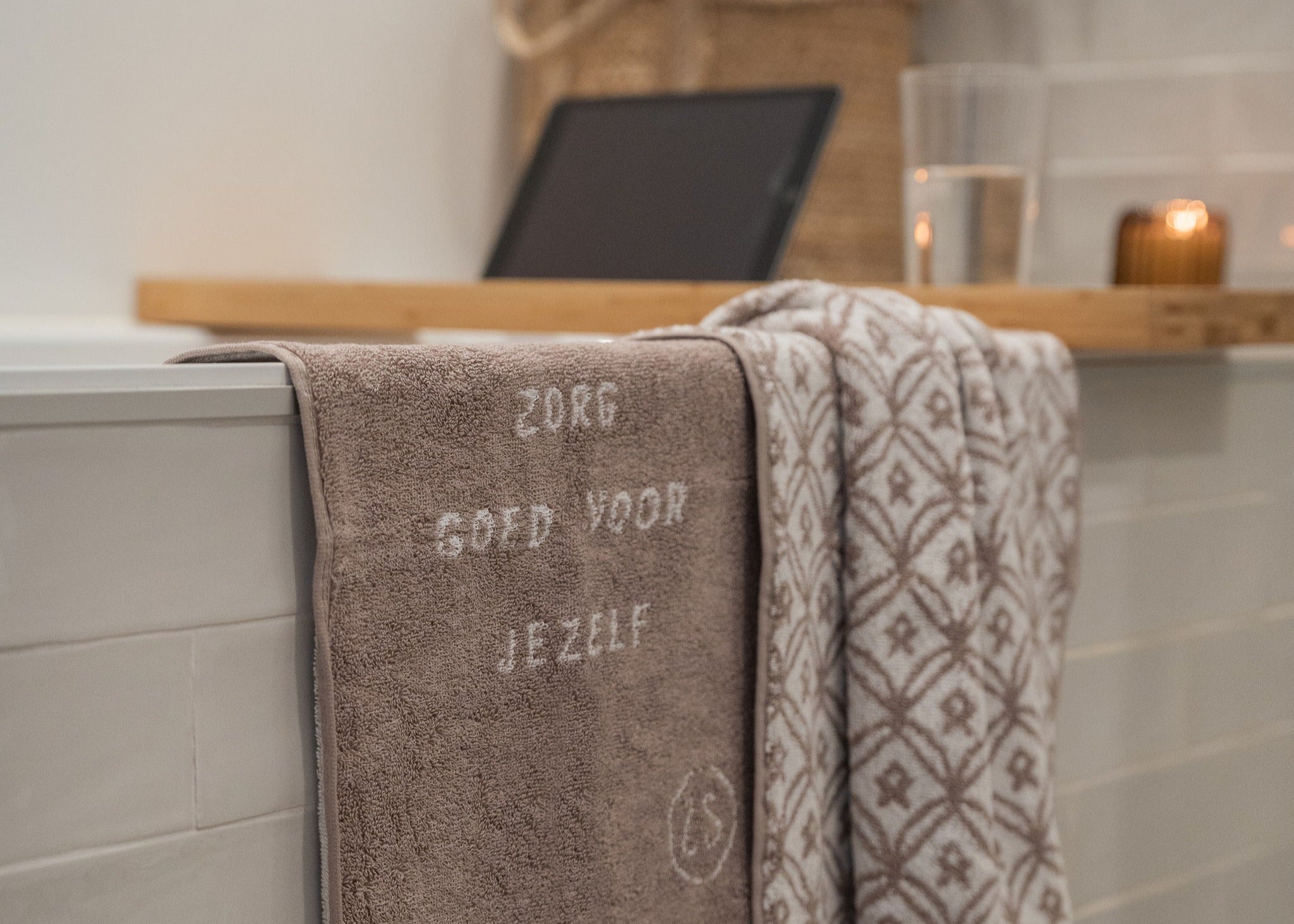 Zusss badproducten met luxe handdoeken in taupe, zachte kwaliteit en stijlvol design verkrijgbaar bij cadeauwinkel Omdat in Uden.