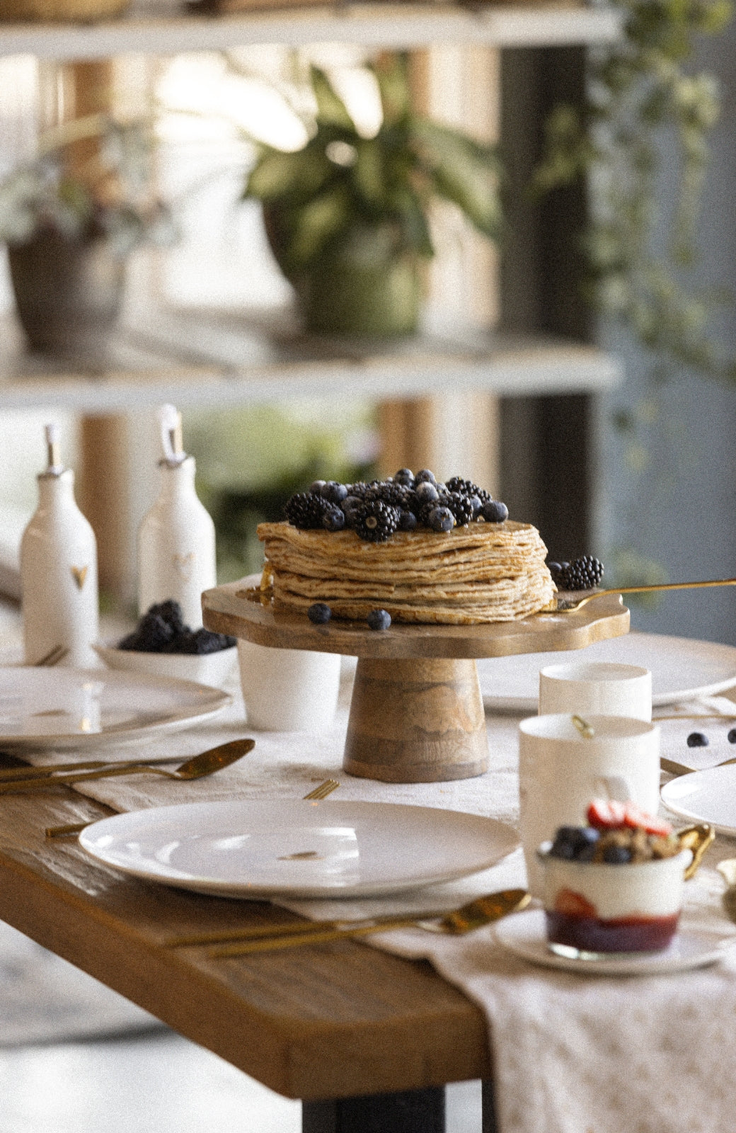 Zusss servies en keukendecoratie met gedekte tafel en houten taartplateau, stijlvol voor keuken en eetkamer bij cadeauwinkel Omdat in Uden.