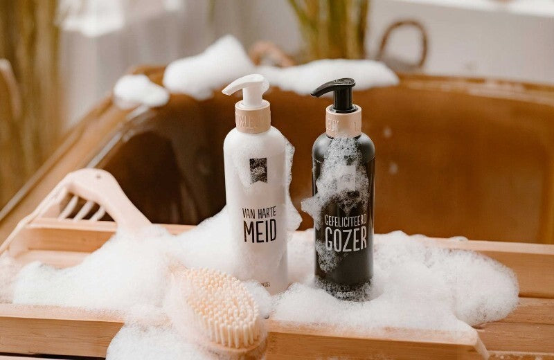 100% Leuk douchegel – cadeautip met vrolijke teksten ‘Van Harte Meid’ en ‘Gefeliciteerd Gozer’, perfect voor een ontspannen verwenmoment.