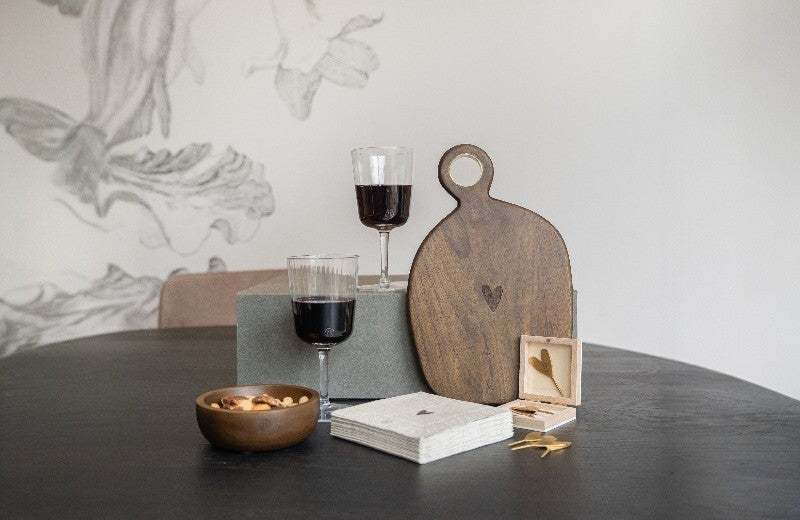 Zusss houten borrelplank met hartje – stijlvol en sfeervol voor borrels, hapjes en gezellige momenten aan tafel.