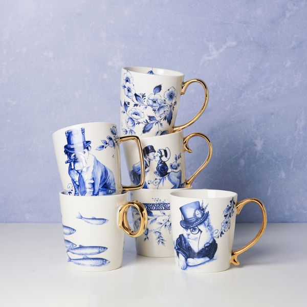 Heinen Delfts Blauw mokken – porseleinen bekers met goudkleurige oor en speelse Delfts blauwe dessins.