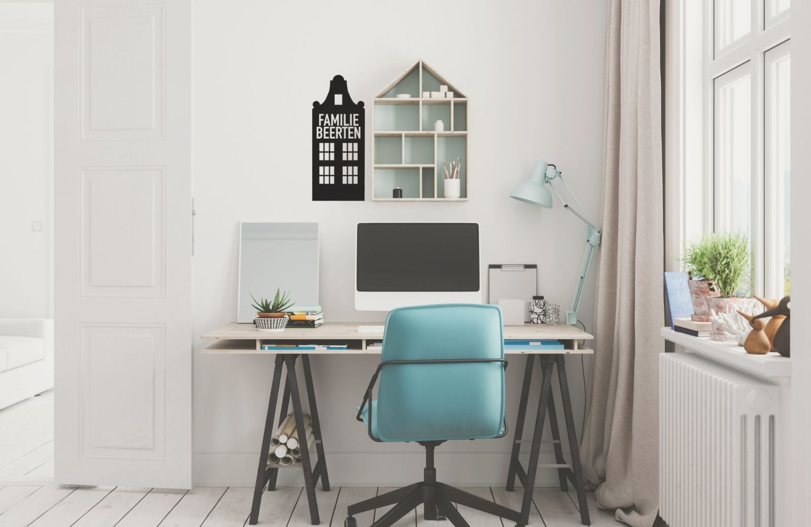 Gepersonaliseerd houten huisje met familienaam, uniek uit hout gesneden woondecoratie en cadeau van cadeauwinkel Omdat in Uden.