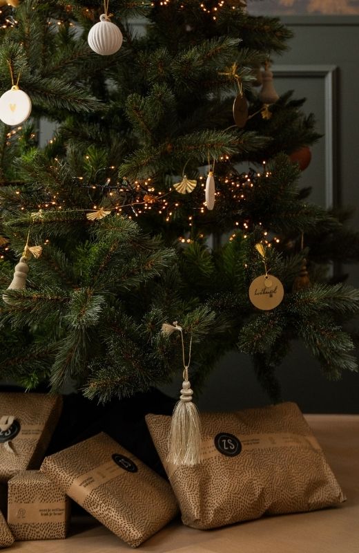 Kerstboom versierd met Zusss kerstdecoratie en cadeaus onder de boom, ter inspiratie voor de kerstcollectie bij cadeauwinkel Omdat in Uden.