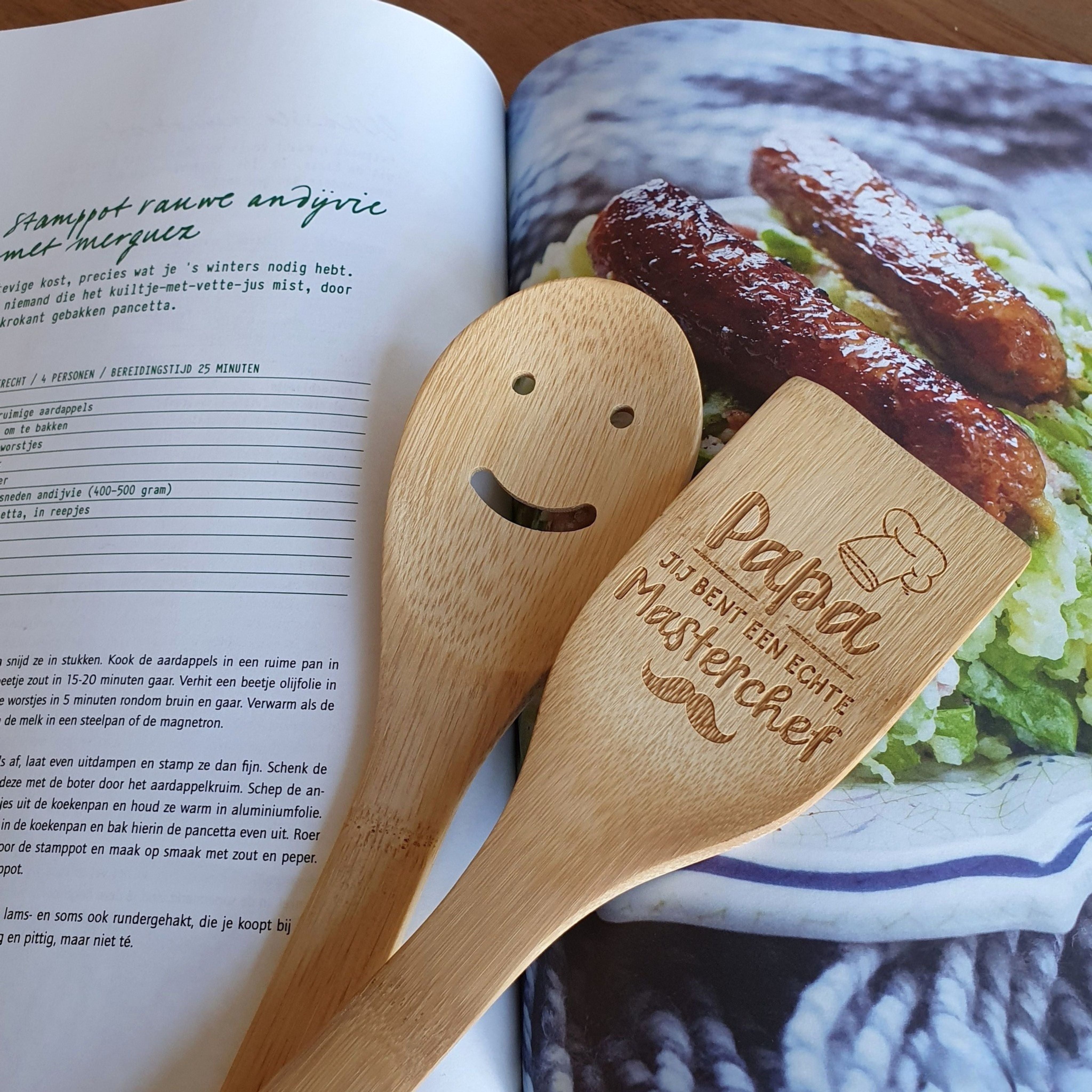 Bamboe keukenspatels van Miko – met vrolijk gezichtje en gegraveerde tekst ‘Papa jij bent een echte Masterchef’, perfect als cadeau.