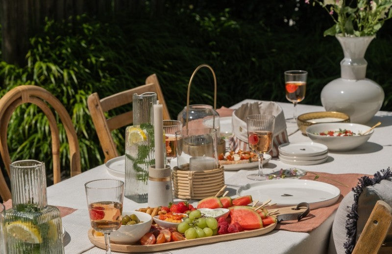 Zusss servies – stijlvol koken en tafelen met borden, schalen en glazen in een eigentijdse en sfeervolle setting, perfect voor een zomerse tafel vol gezelligheid.