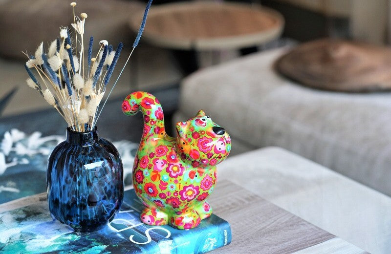 Vrolijk gekleurde spaarpot in de vorm van een kat van Pomme Pidou, een speels en origineel cadeau – verkrijgbaar bij cadeauwinkel Omdat in Uden.