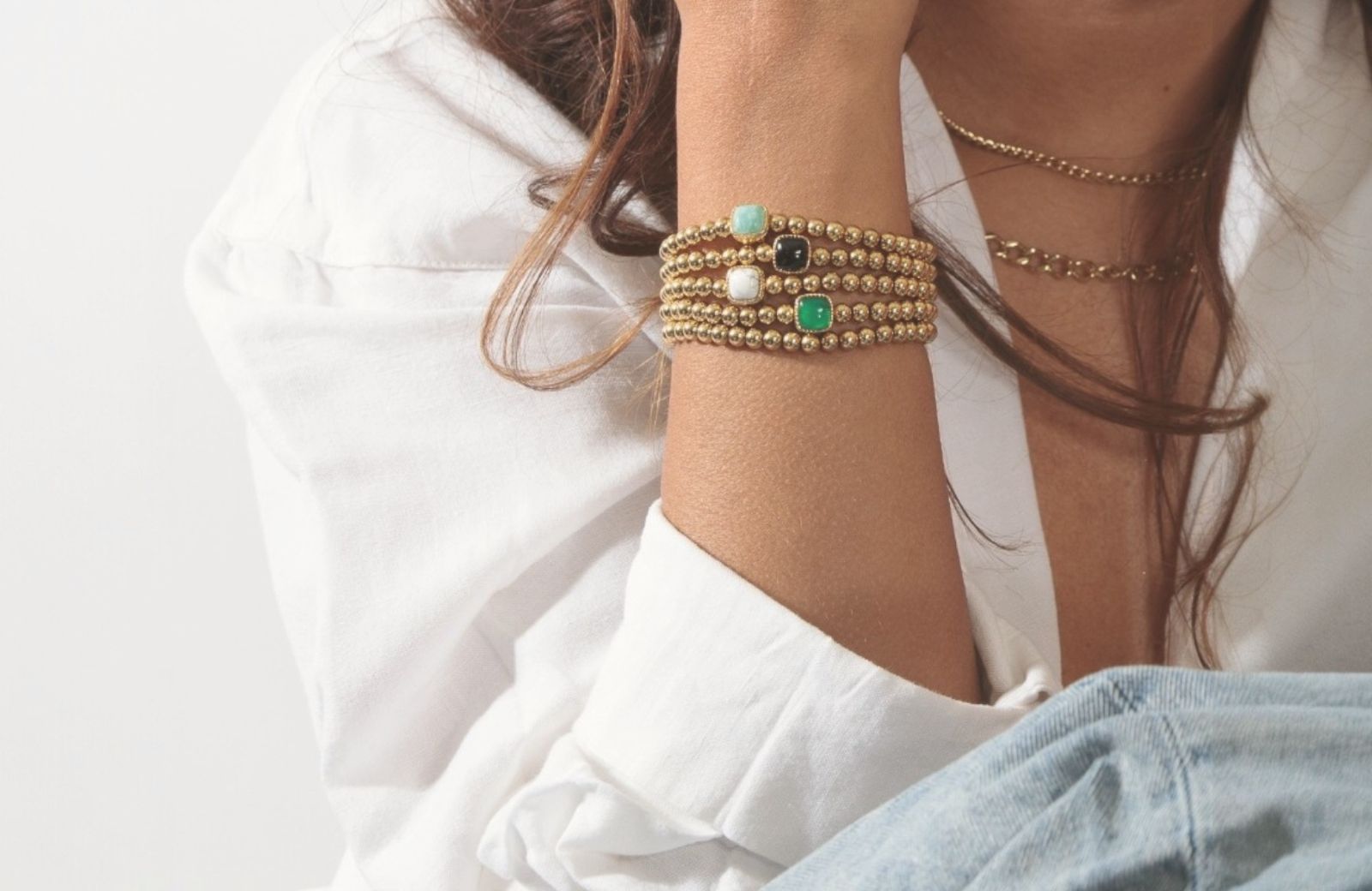 My Bendel sieradenset met goudkleurige armbanden en kleurrijke edelstenen, stijlvol en vrouwelijk.