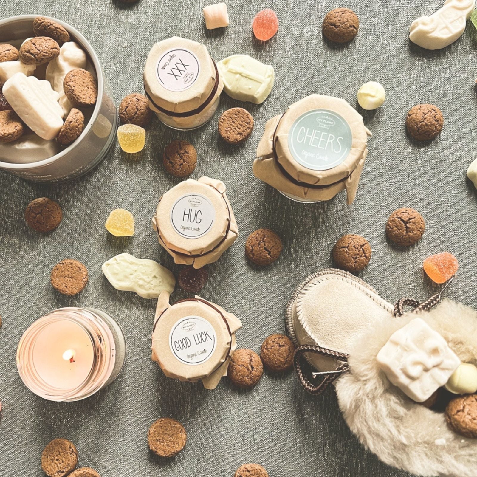 My Flame Lifestyle kaarsen tussen Sinterklaaslekkernijen en warme decoratie.