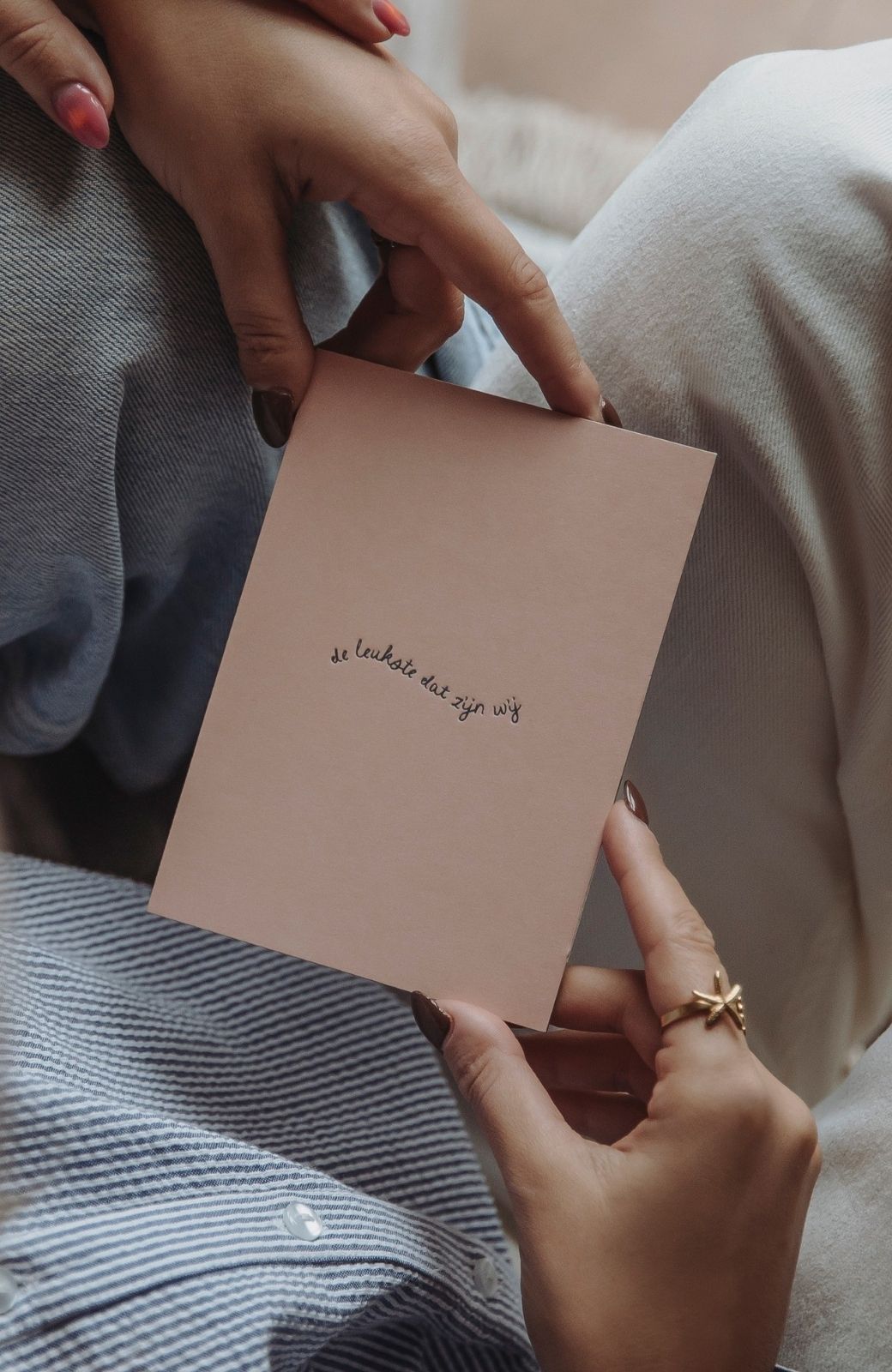 Zusss wenskaart in handen, met de tekst ‘de leukste dat zijn wij’ – stijlvolle kaarten voor bijzondere momenten, verkrijgbaar bij cadeauwinkel Omdat in Uden.