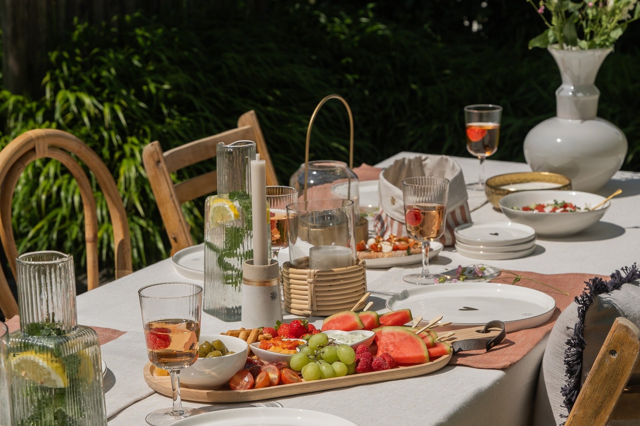 Zusss buitenassortiment met servies en accessoires voor een sfeervolle buitentafel, verkrijgbaar bij cadeauwinkel Omdat in Uden.