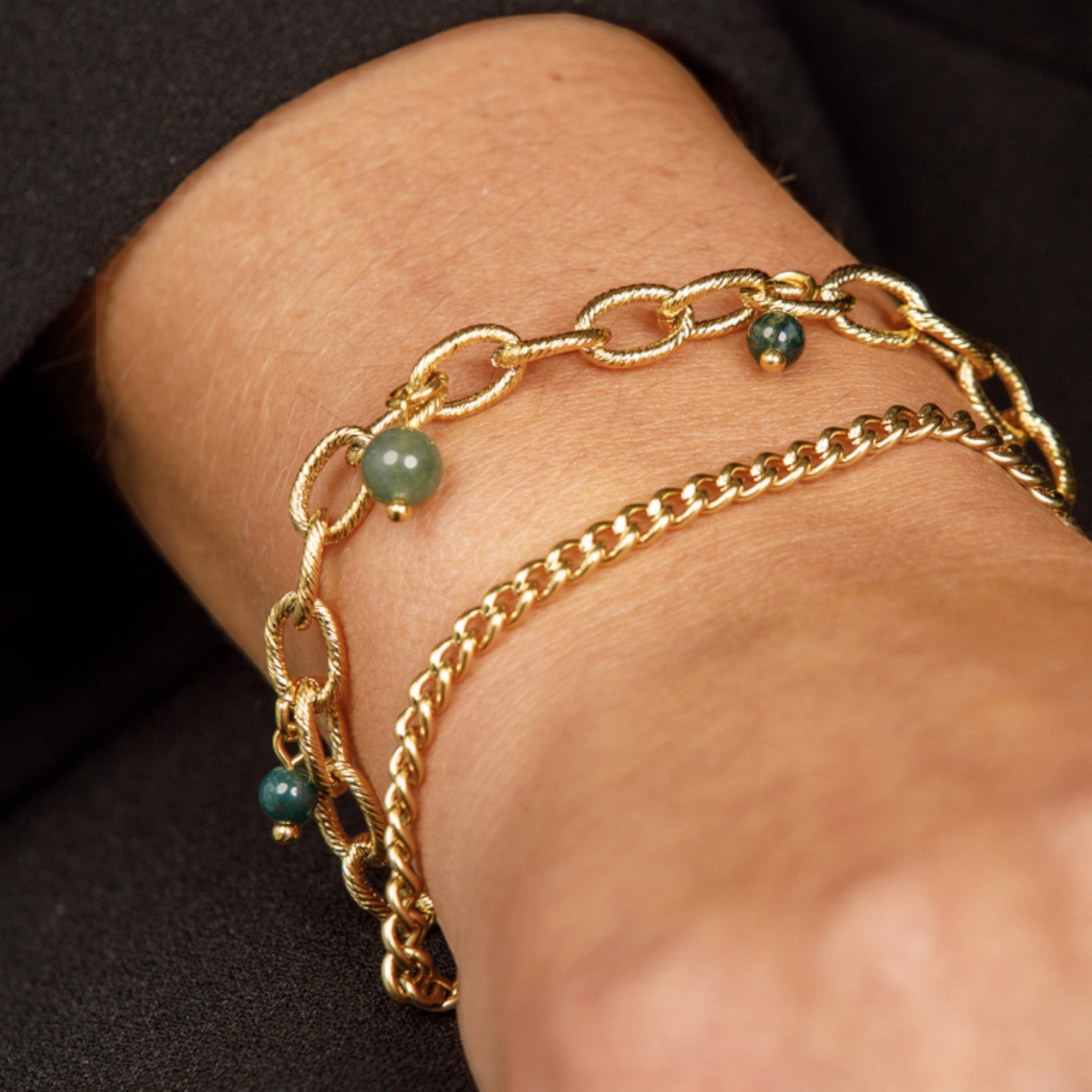 Gouden getwiste schakelarmband met Moss Agate bedels