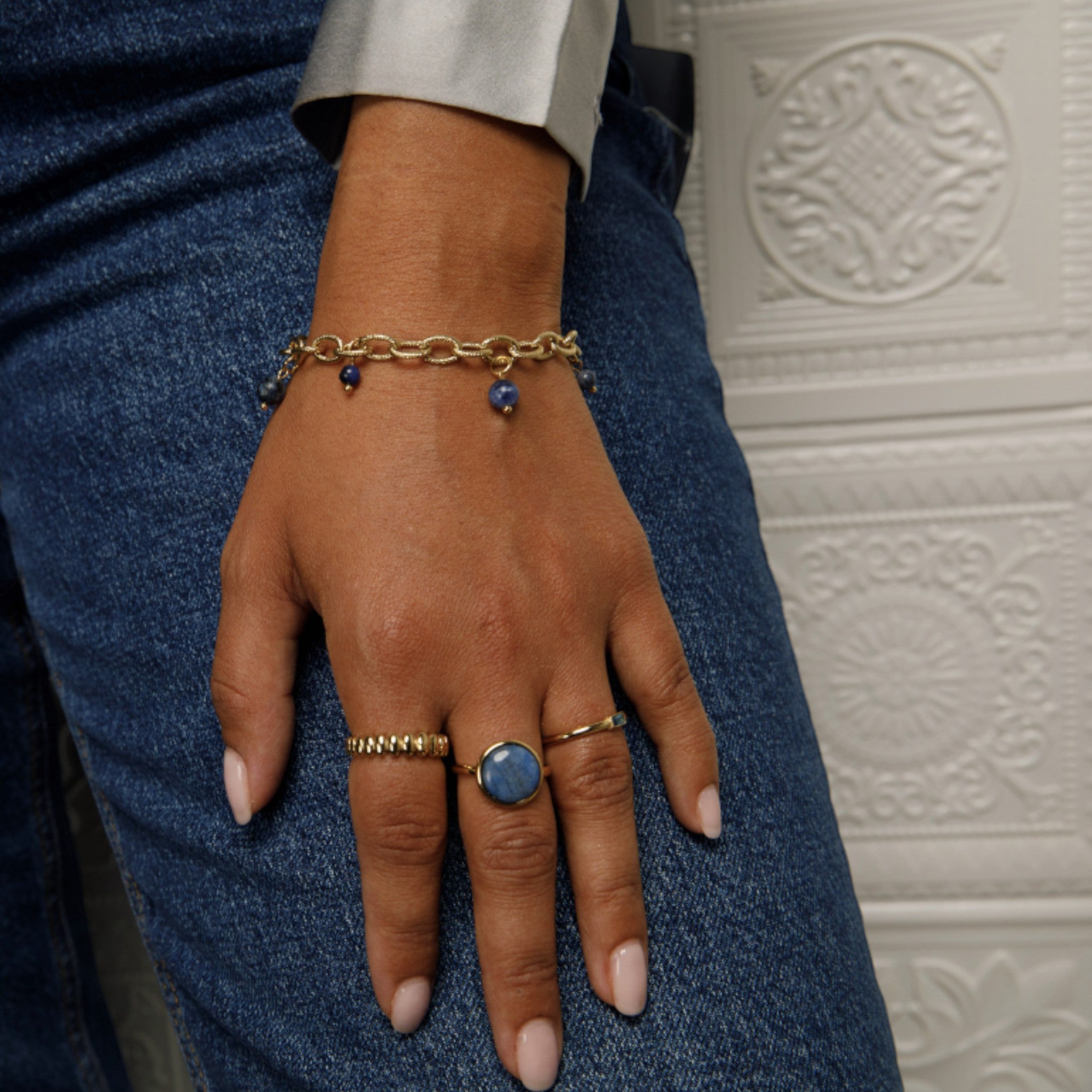 Gouden getwiste schakelarmband met Sodalite bedels