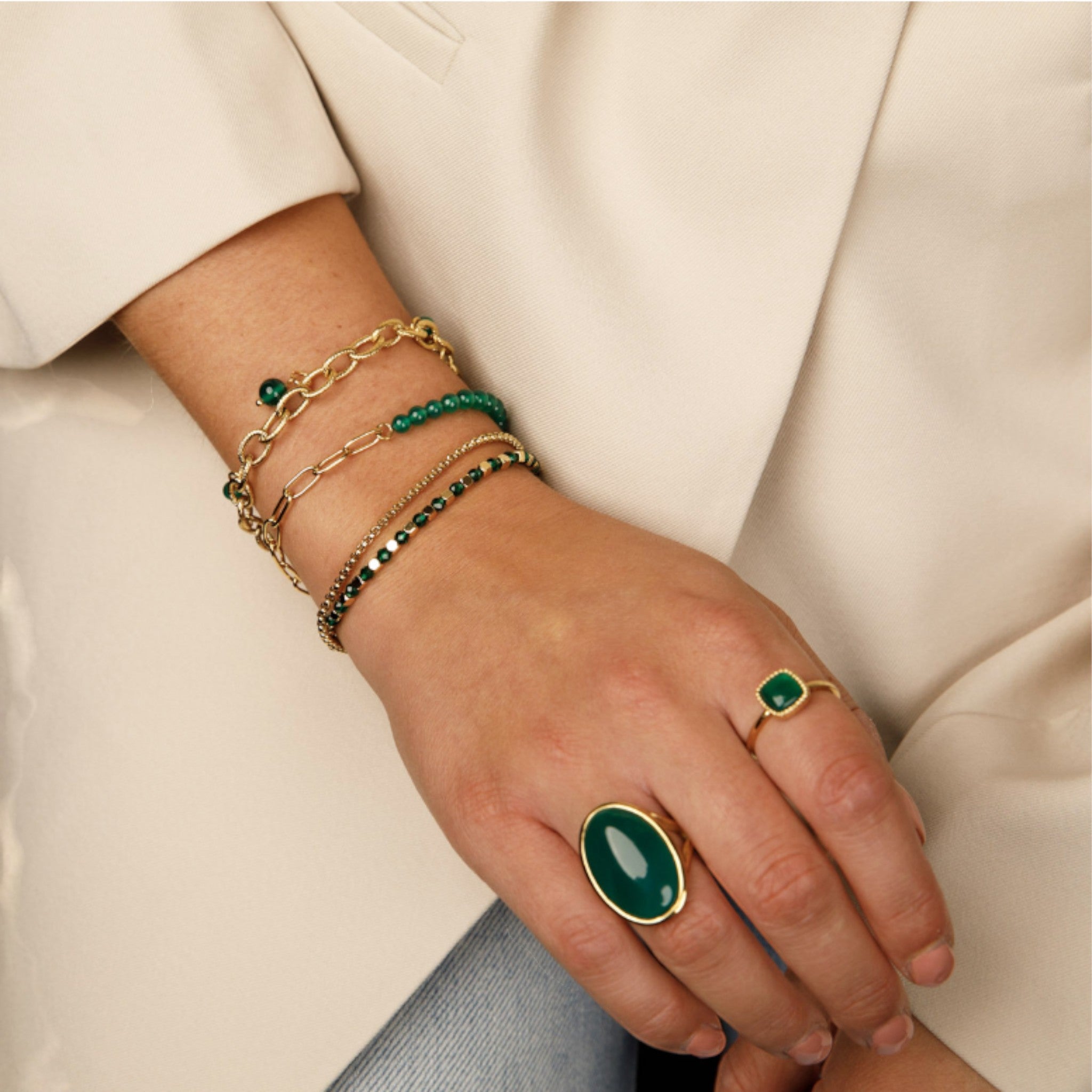 Gouden dubbele armband met groene glaskristallen