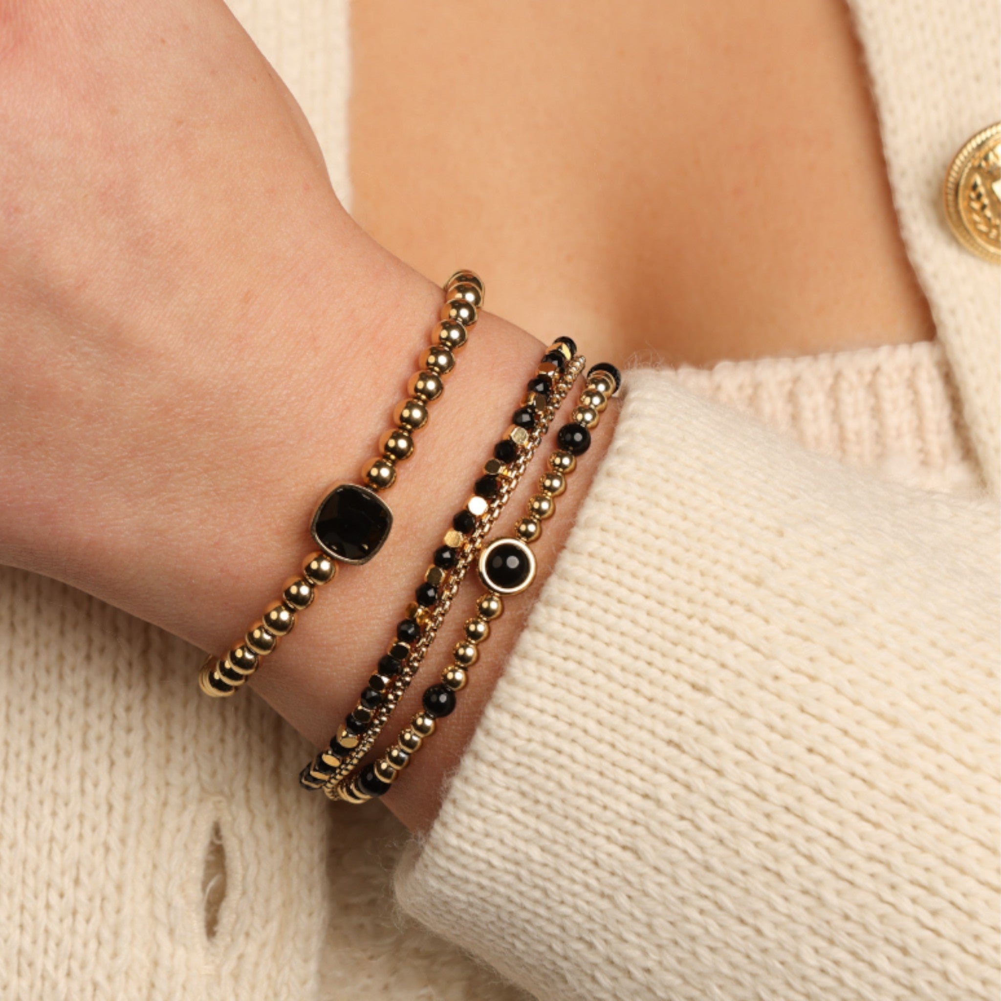 Gouden dubbele armband met zwarte glaskristallen
