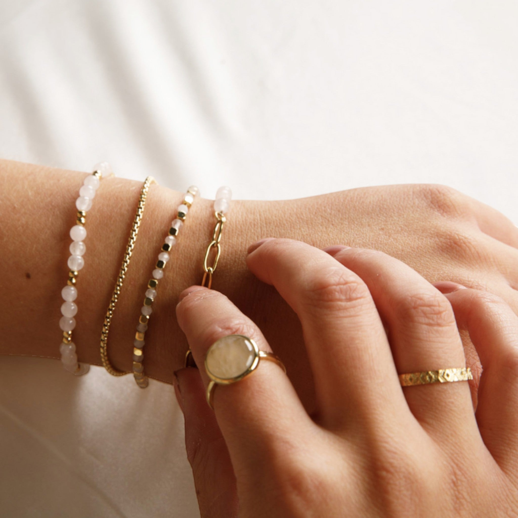 Gouden dubbele armband met roze glaskristallen