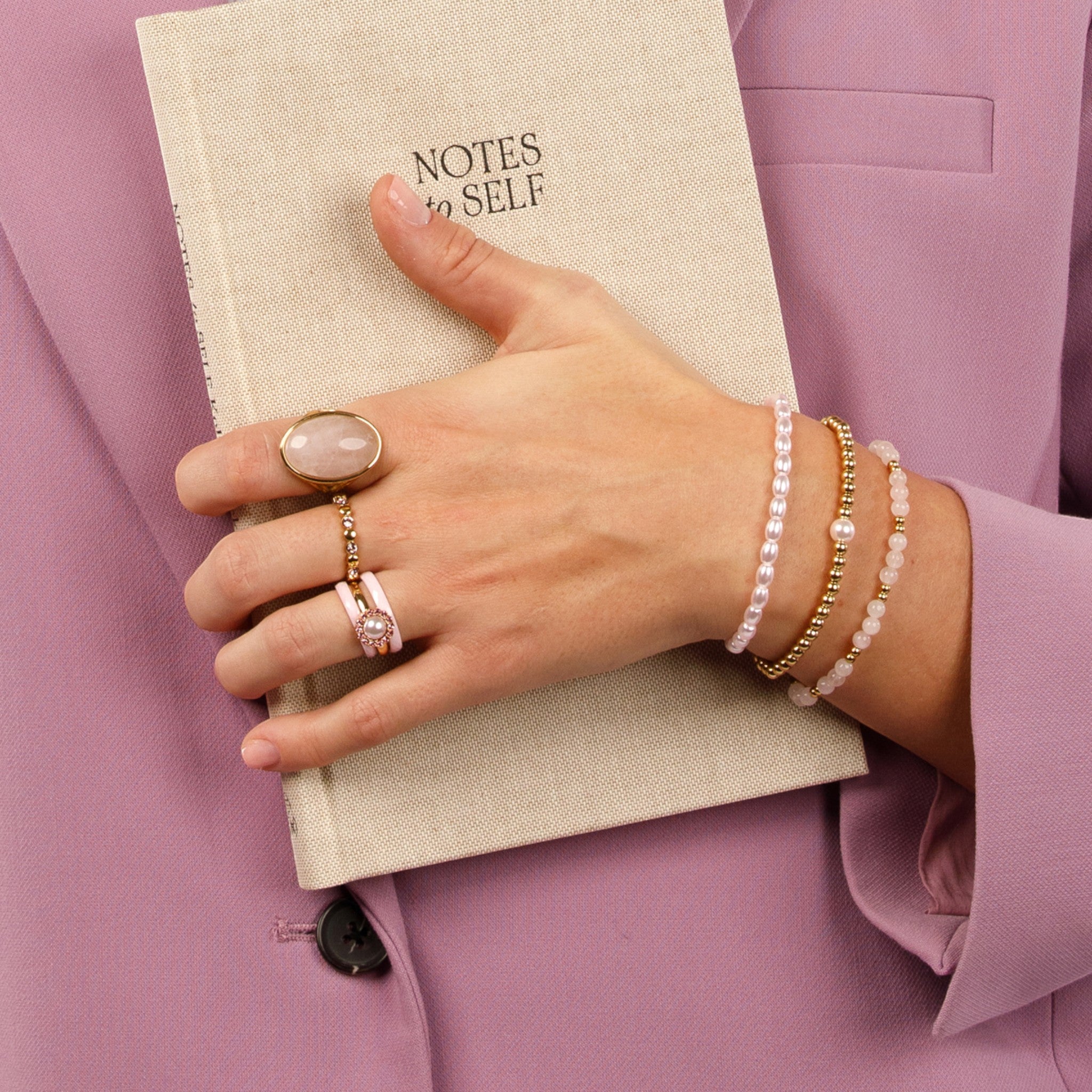 Gouden kralenarmband met een roze parel