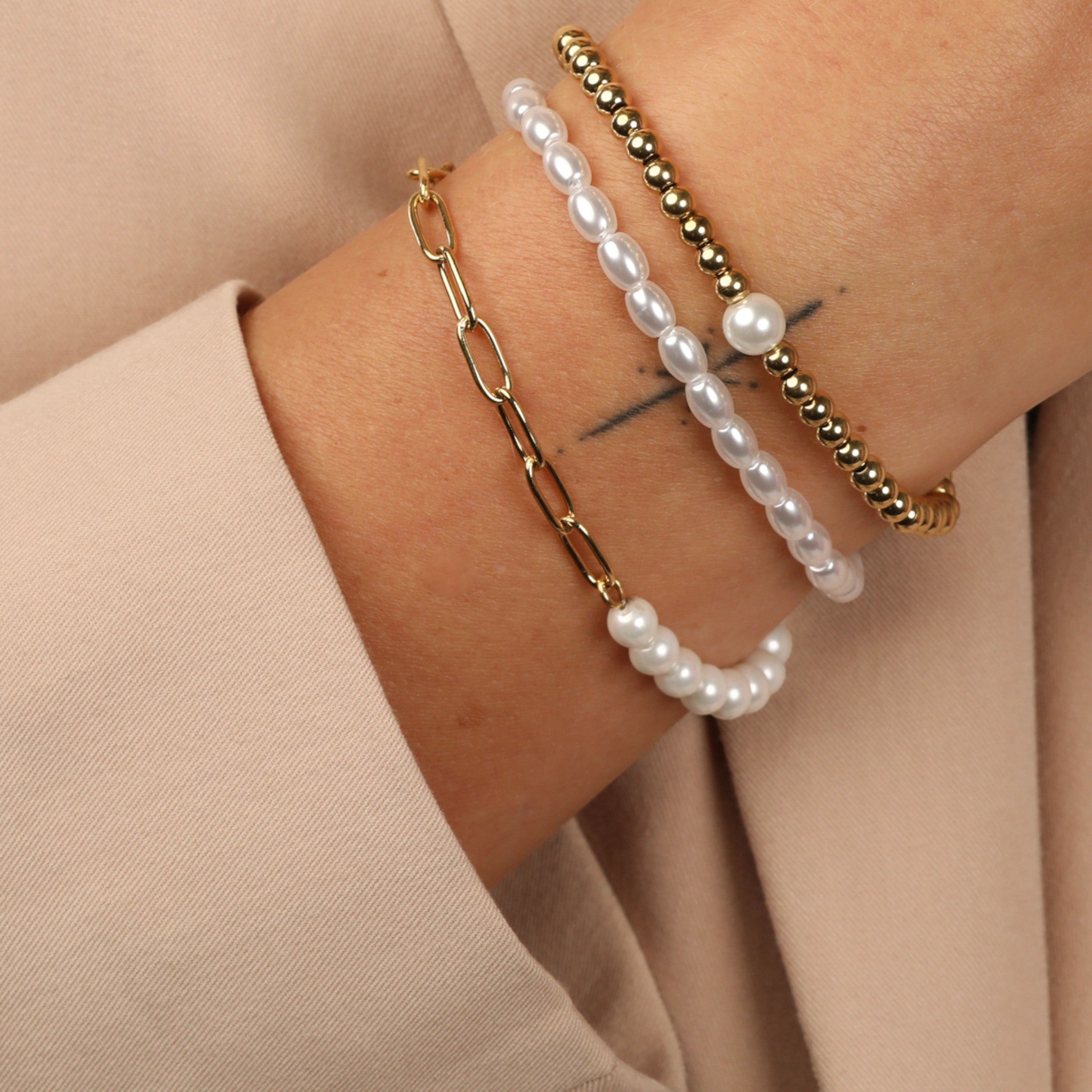Gouden kralenarmband met een witte parel