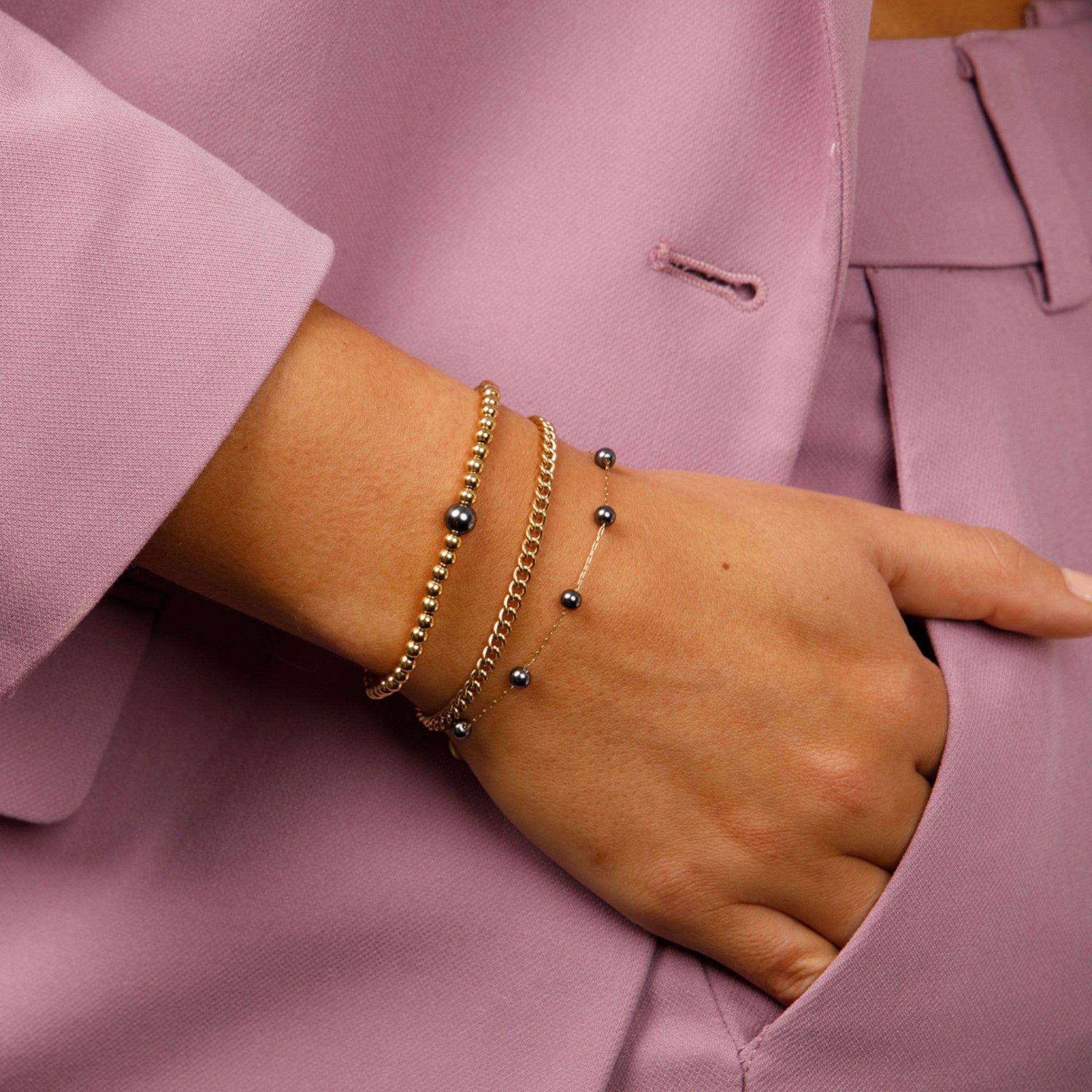 Gouden kralenarmband met een zwarte parel