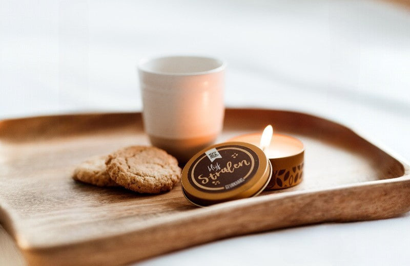 Blikje geurkaars met de tekst “Blijf stralen” van 100%Leuk, een sfeervol en betekenisvol cadeau, verkrijgbaar bij cadeauwinkel Omdat in Uden.