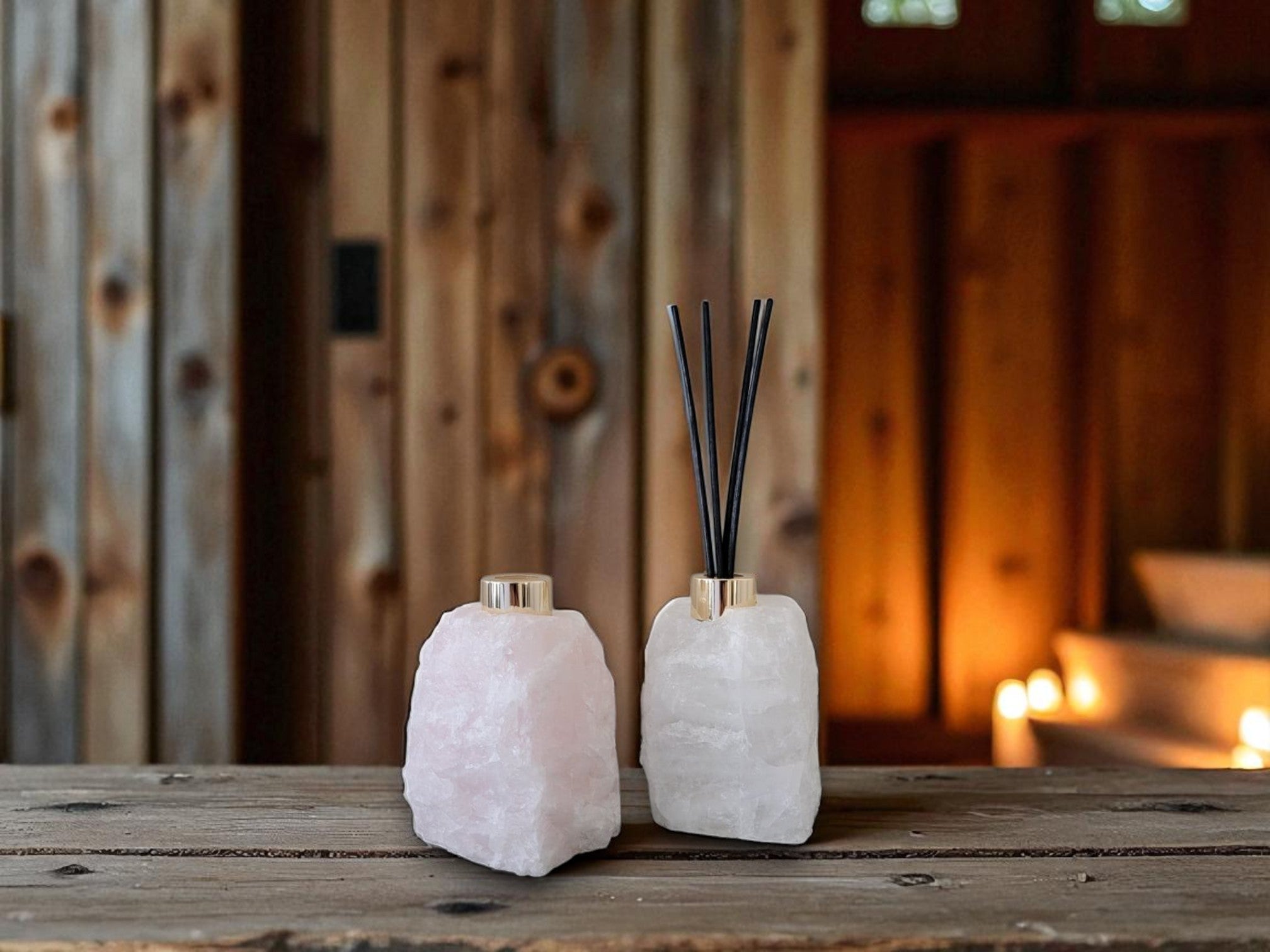 Edelsteen diffusers met geurstokjes en gouden dop, luxe woonaccessoires en bijzondere cadeaus, verkrijgbaar bij cadeauwinkel Omdat in Uden.