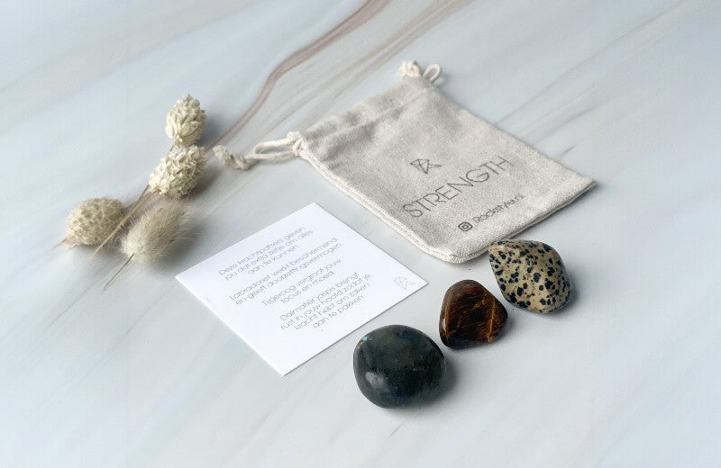 Rockstyle Strength edelstenen set – krachtgevende stenen met betekeniskaartje in linnen bewaarzakje.