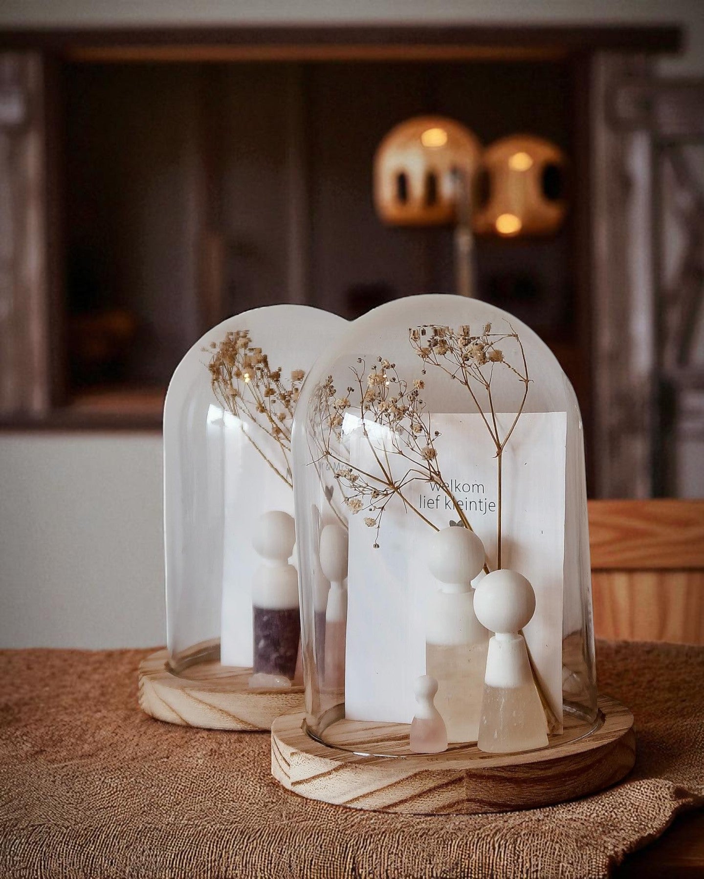 Van Loes Design gempops onder stolp – symbolische edelsteenfiguren met droogbloemen op houten voet, een liefdevol en uniek cadeau.