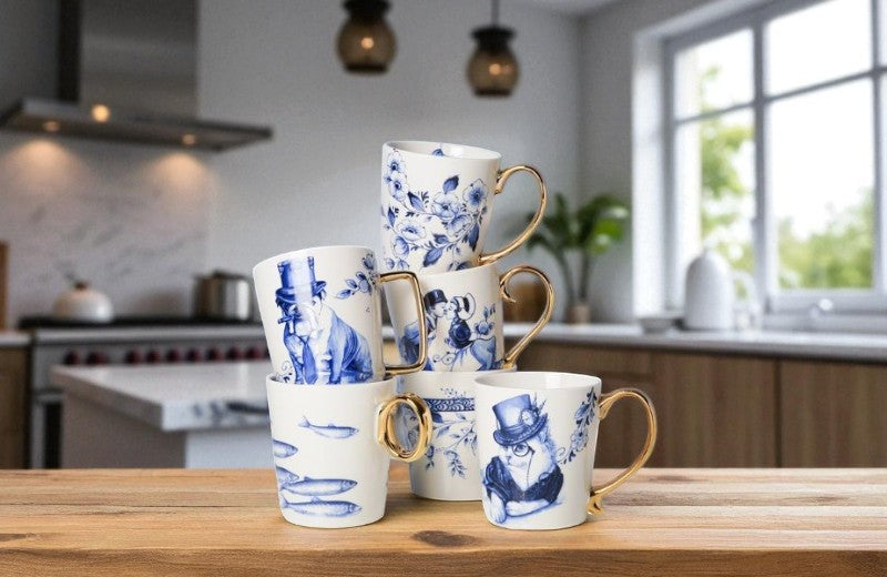 Heinen Delfts Blauw mokken met gouden oor – moderne klassiekers met speels design, perfect om koffie of thee stijlvol te serveren.