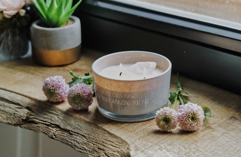 Sfeervolle geurkaars met edelsteen en inspirerende tekst “Never ever forget how truly amazing you are”, verkrijgbaar bij cadeauwinkel Omdat in Uden.