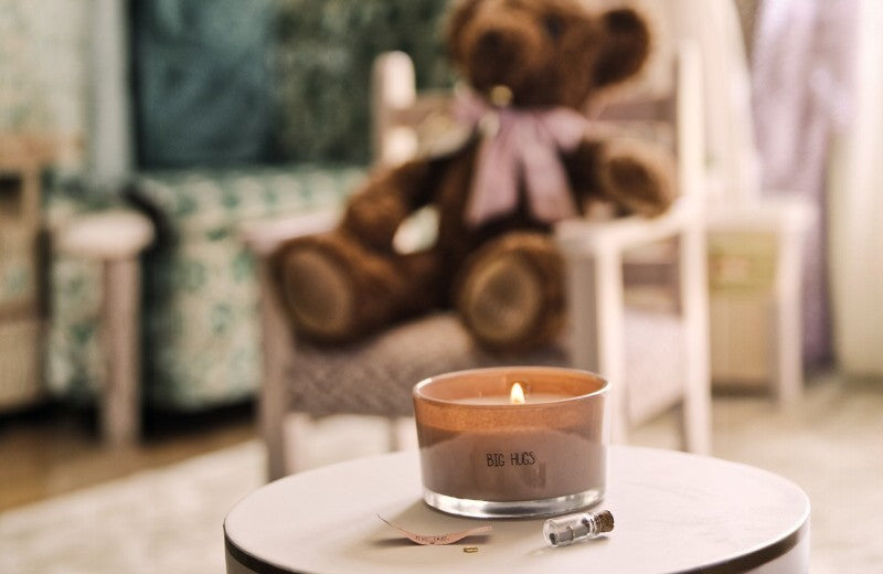 Sfeervolle soja geurkaars met de tekst “Big Hugs”, een warm en liefdevol cadeau van My Flame Lifestyle, verkrijgbaar bij cadeauwinkel Omdat in Uden.