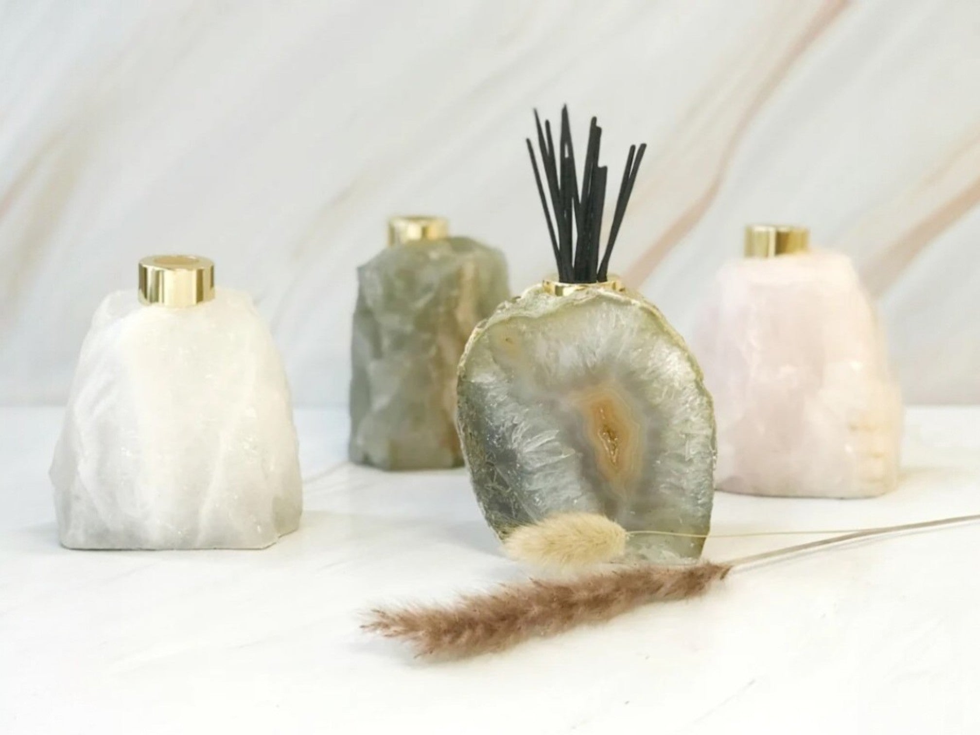 Luxe diffusers van edelsteen met gouden details en geurstokjes, unieke woonaccessoires en cadeaus, verkrijgbaar bij cadeauwinkel Omdat in Uden.