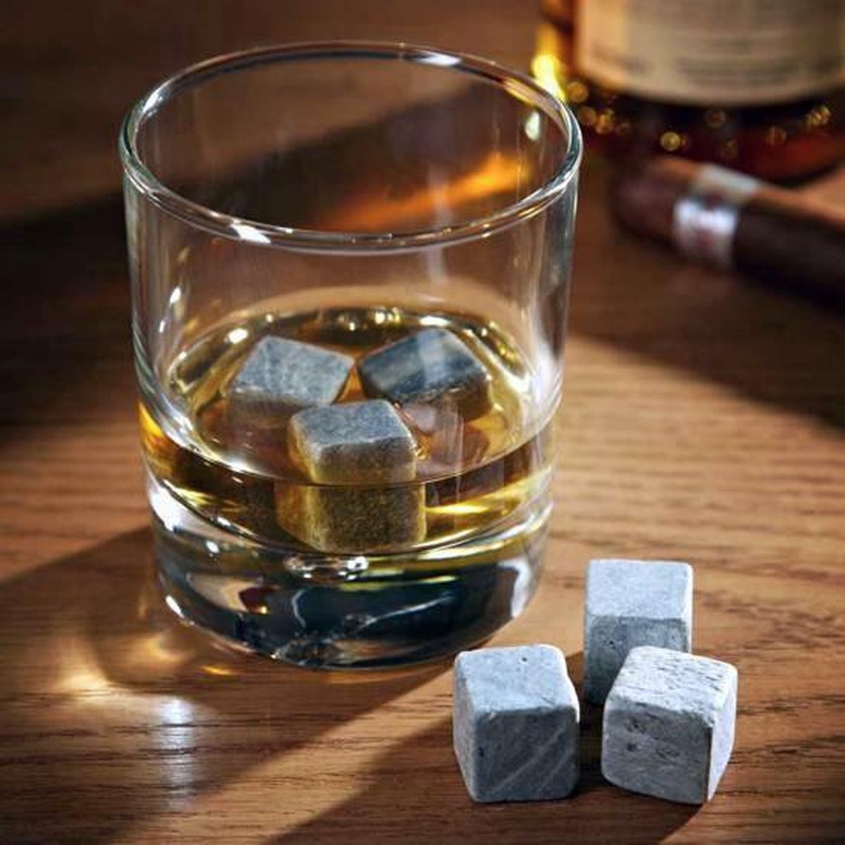 Sagaform whiskeystenen – stijlvolle natuurstenen ijsblokjes die je drankje koel houden zonder te verwateren, ideaal voor whisky en cocktails.