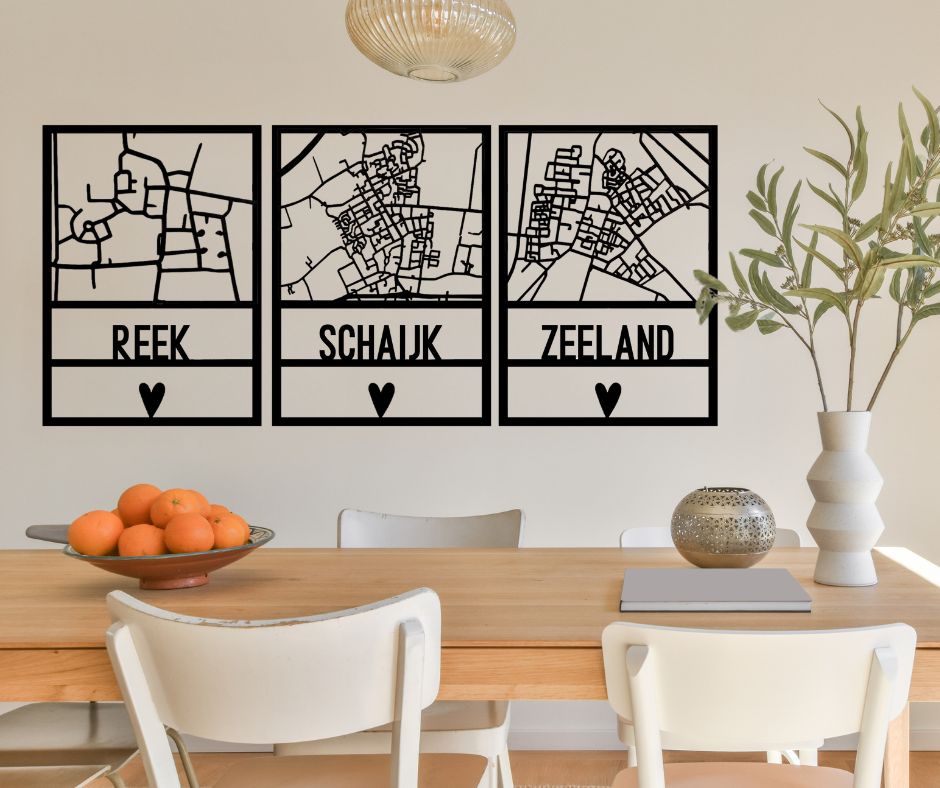 Uit hout gesneden plattegronden van Reek, Schaijk en Zeeland, unieke wanddecoratie van cadeauwinkel Omdat in Uden.