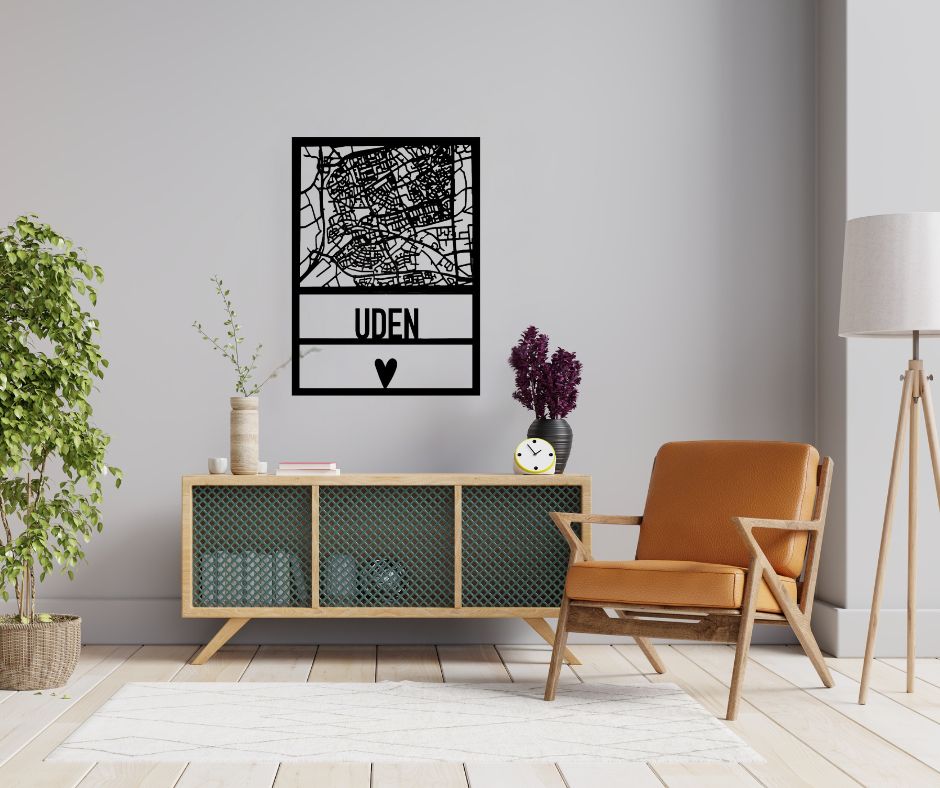 Zwart houten plattegrond van Uden aan de muur, moderne Maashorst wanddecoratie van cadeauwinkel Omdat in Uden.