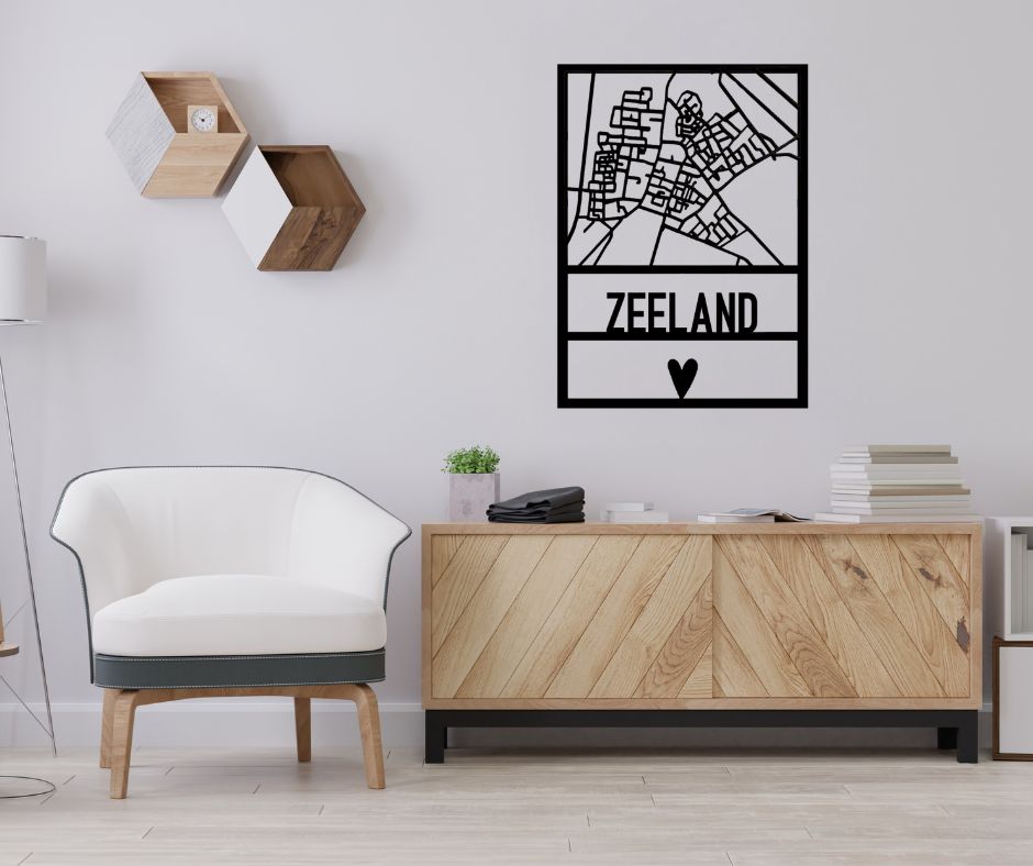Zwart houten plattegrond van Zeeland aan de muur, stijlvolle Maashorst wanddecoratie bij cadeauwinkel Omdat in Uden.